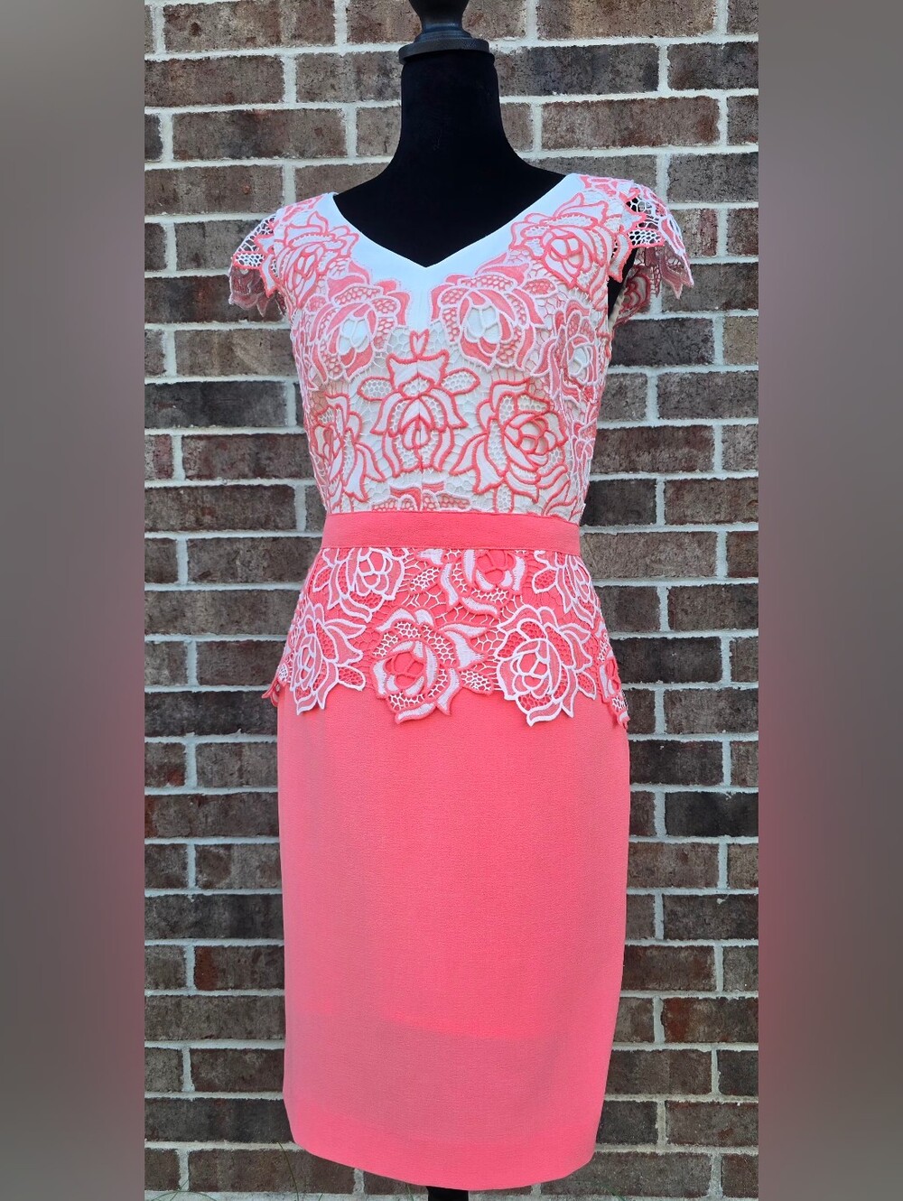 Antonio Melani Size 2 Coral Ivory Floral Lace V-Neck Sheath Dress